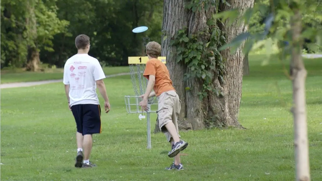 10 first steps to playing disc golf for beginners